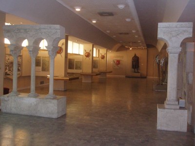 El Museo Arqueológico Nacional se encuentra en la plaza Nënë Tereza, en Tirana. 