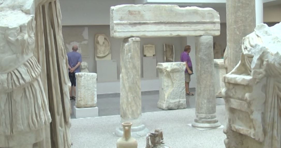 Pjesa më e madhe e muzeut përbëhet nga 3204 objekte që gjenden në vendin e lashtë të Dyrrhachium dhe përfshin një koleksion të gjerë nga periudha Greke e Lashtë, Helenistike dhe Romake