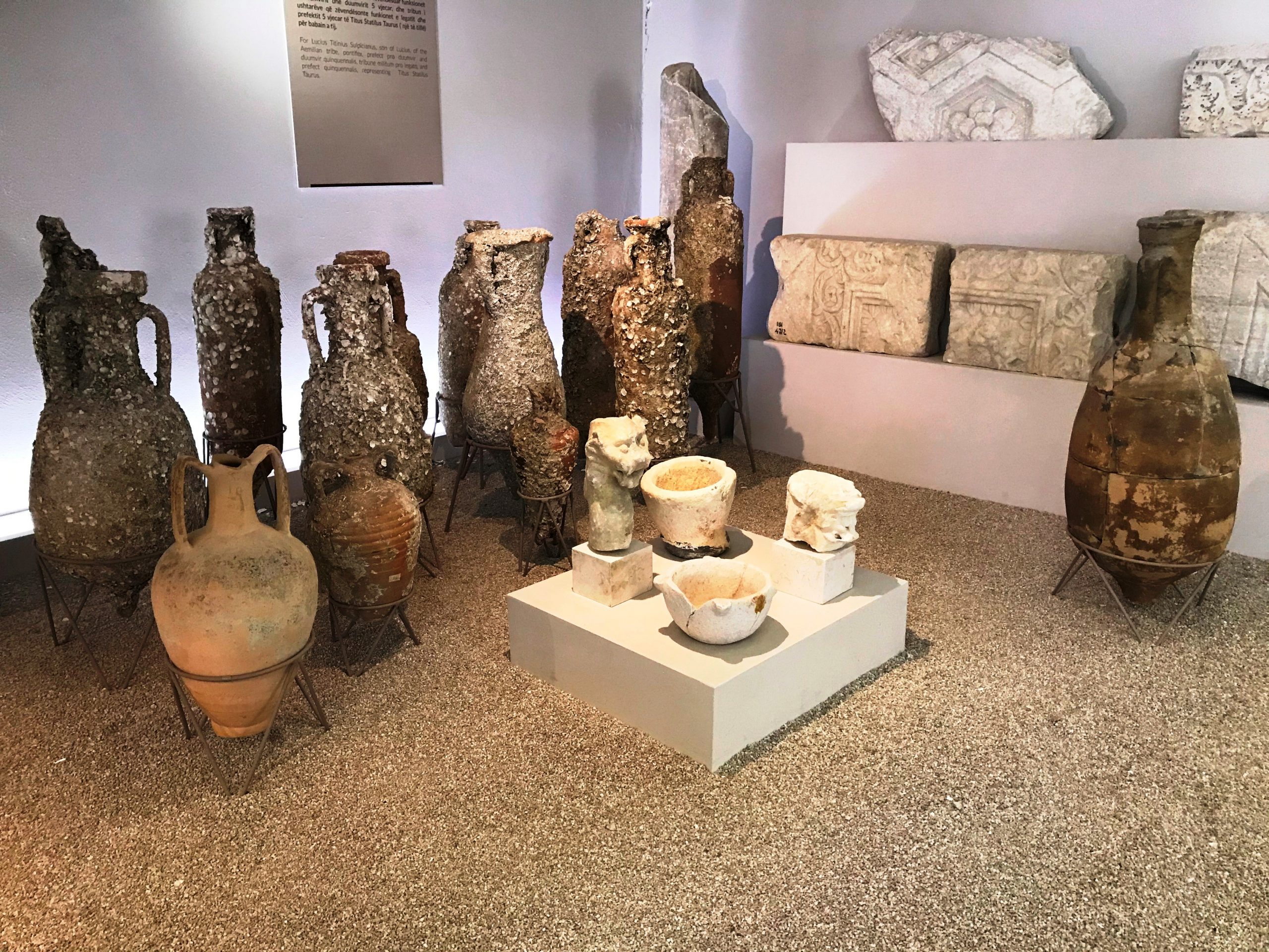 El Museo Arqueológico de Durrës se encuentra cerca del Volga, en la calle Taulantia. 
