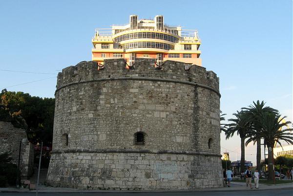 Kalaja u ndërtua nga perandori i Perandorisë Bizantine Anastasi I cili ka origjinën nga Durrësi.
