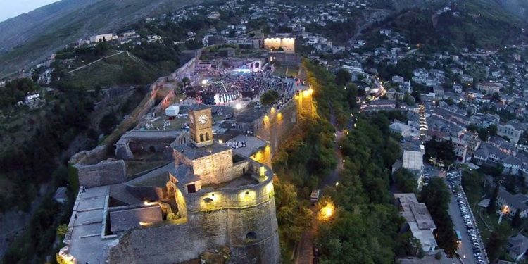 Kalaja e Gjirokastrës si histori e lidhur me qytetin e Gjirokastrës, përmendet për herë të parë si qytet dhe kështjellë në vitin 1336.