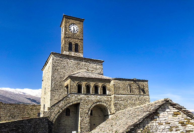 El castillo de Gjirokastra se encuentra en la calle Zejtare, en una colina con una altura de 335 m.