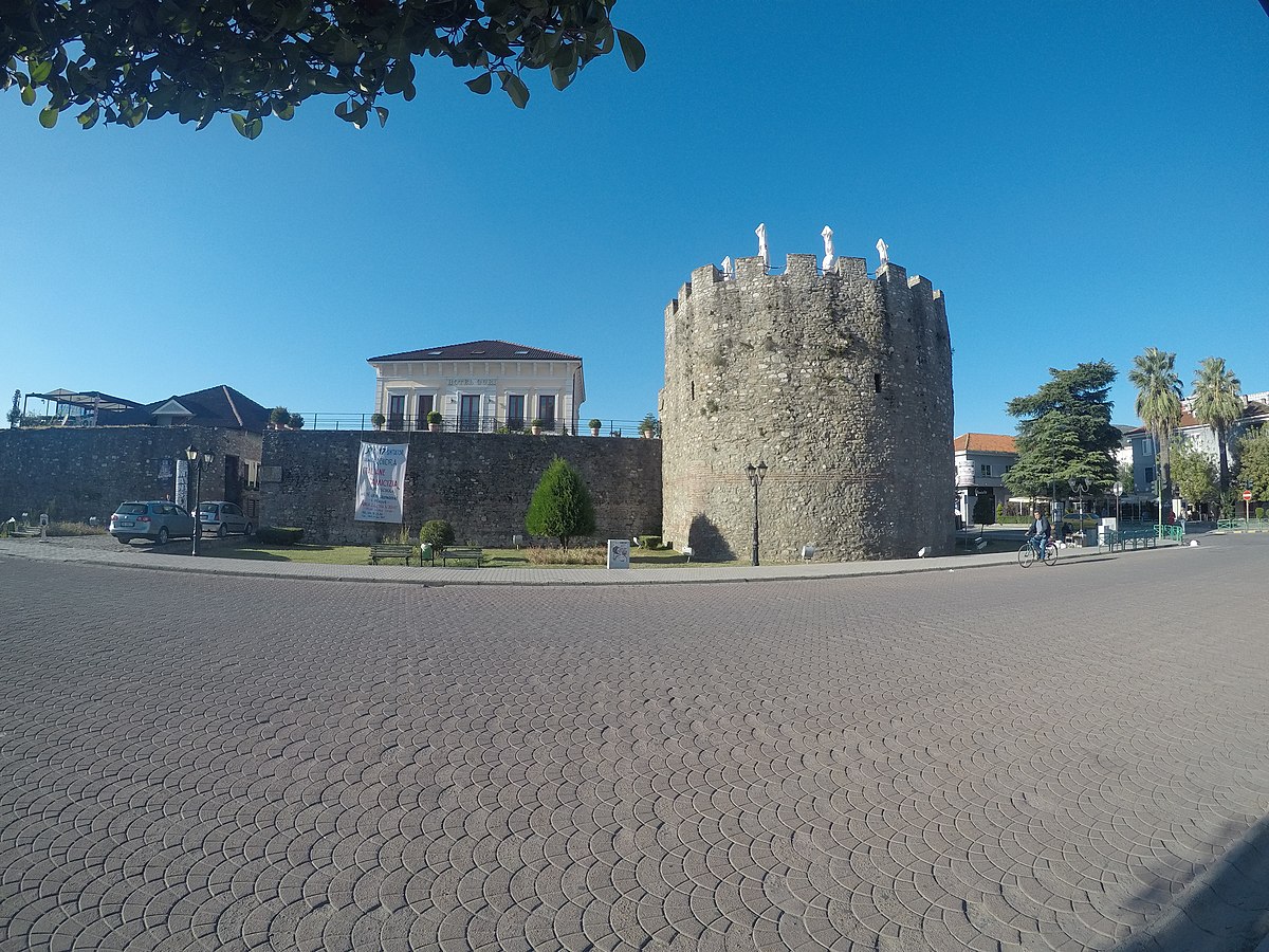 Kalaja e Elbasanit së bashku me muret rrethuese, tregon për rëndësinë ushtarake të qytetit të Elbasanit në periudhën e hershme Osmane