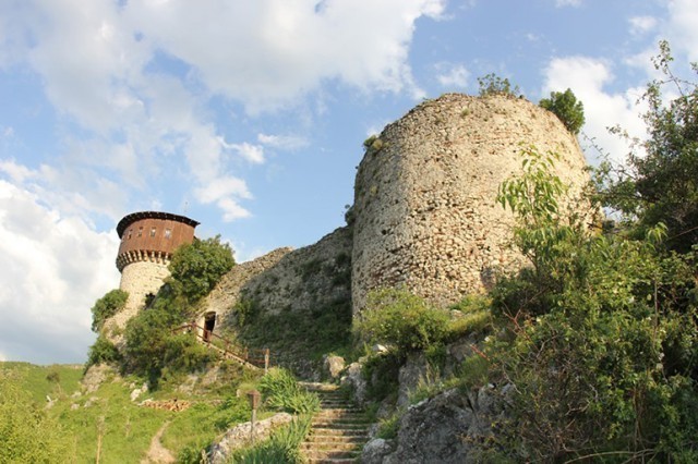 El castillo de Petrela se encuentra en el sureste de la ciudad de Tirana, construido sobre una colina rocosa. 