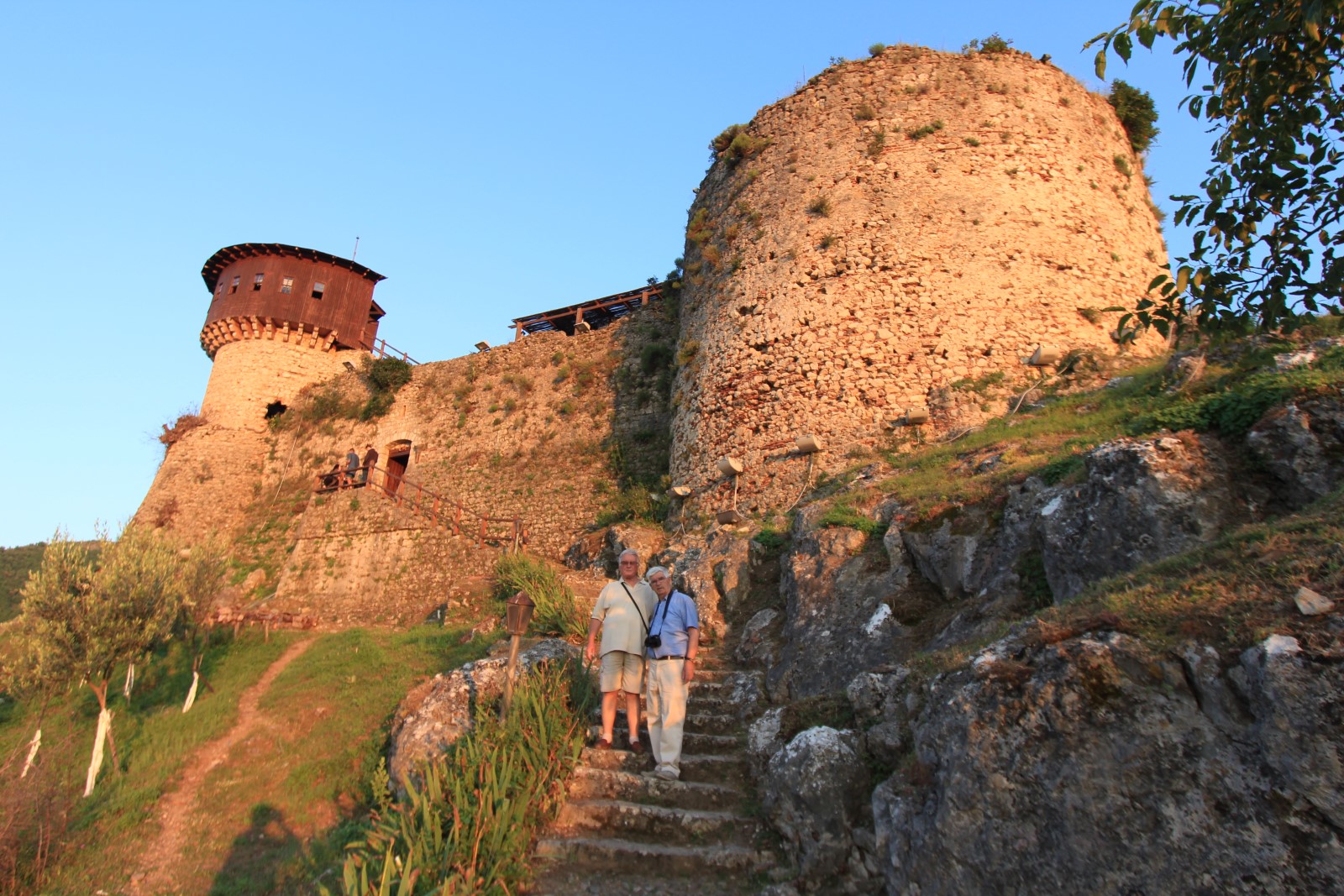 Kalaja e Petrelës nga zbulimet e bëra, është kala mesjetare e ndërtuar në kohën e sundimit të Perandorit Bizantin Justianit të I, në shekullin e VI pas Krishtit. 