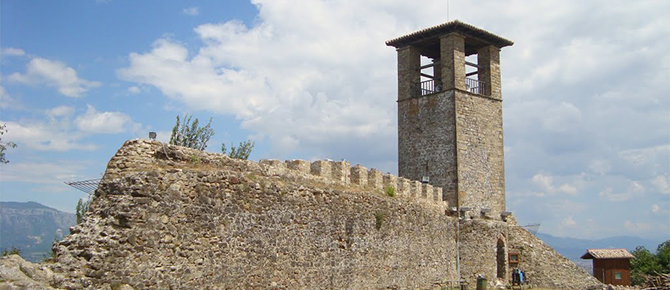 Kalaja e Prezës ndodhet në verilindje të Tiranës, vetëm pak kilometra larg aeroportit 