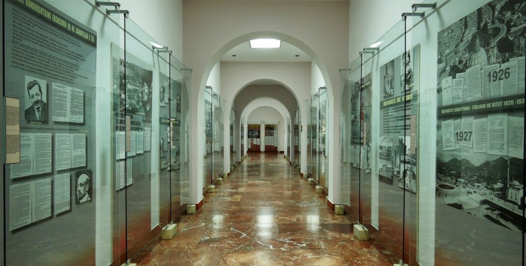 Muzeu Historik Kombëtar ndodhet në qendër të kryeqytetit të Shqipërisë, Tiranës.