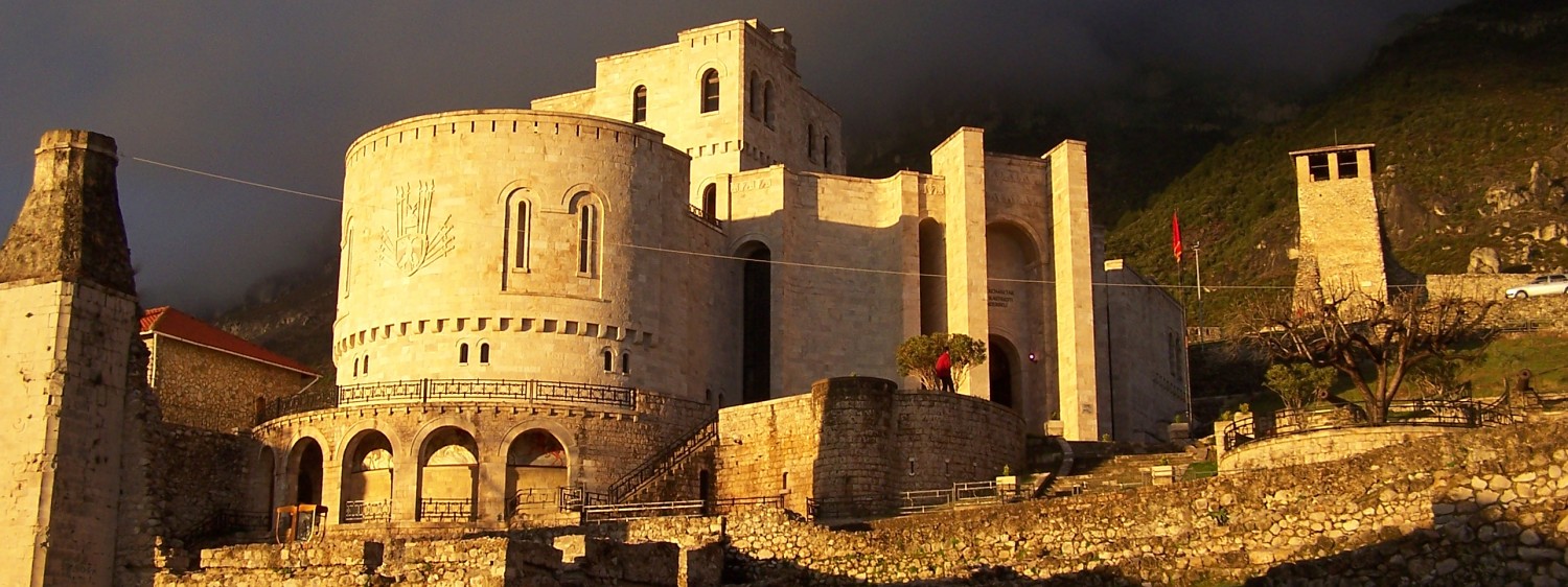 Nën këmbët e malit të Krujës gjenden rrënojat e kështjellës brenda të cilës ngrihet Muzeu Kombëtar “Gjergj Kastrioti Skënderbeu”