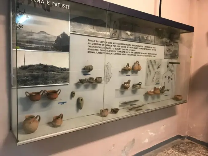 Le musée historique est situé au centre de la ville. Les premières tentatives de création de ce musée ont été faites en 1936, avec le célèbre archéologue Leon Rei. Ce musée était censé être de nature archéologique, avec les objets découverts lors des fouilles de l'ancienne ville d'Apollonia, mais cela ne s'est pas réalisé.