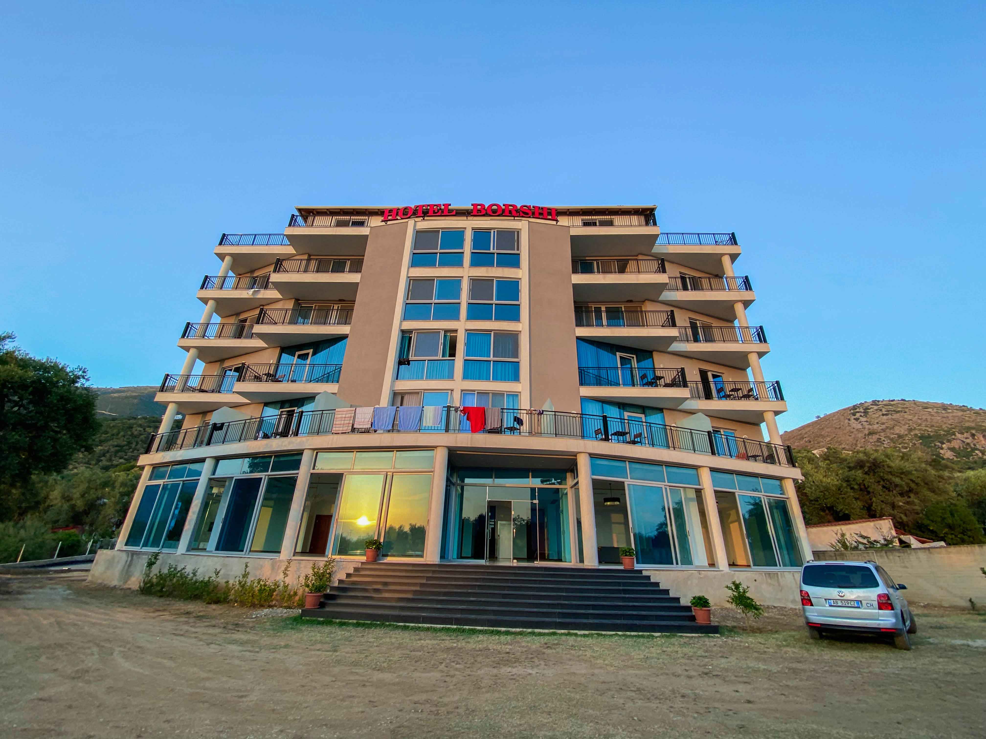 Hotel Borshi është një hotel me 3-yje, i cili ndodhet jo më shumë se 2 minuta larg bregdetit, 200 m larg Plazhit të Borshit, dhe 3 km larg plazhit të Qeparosë...