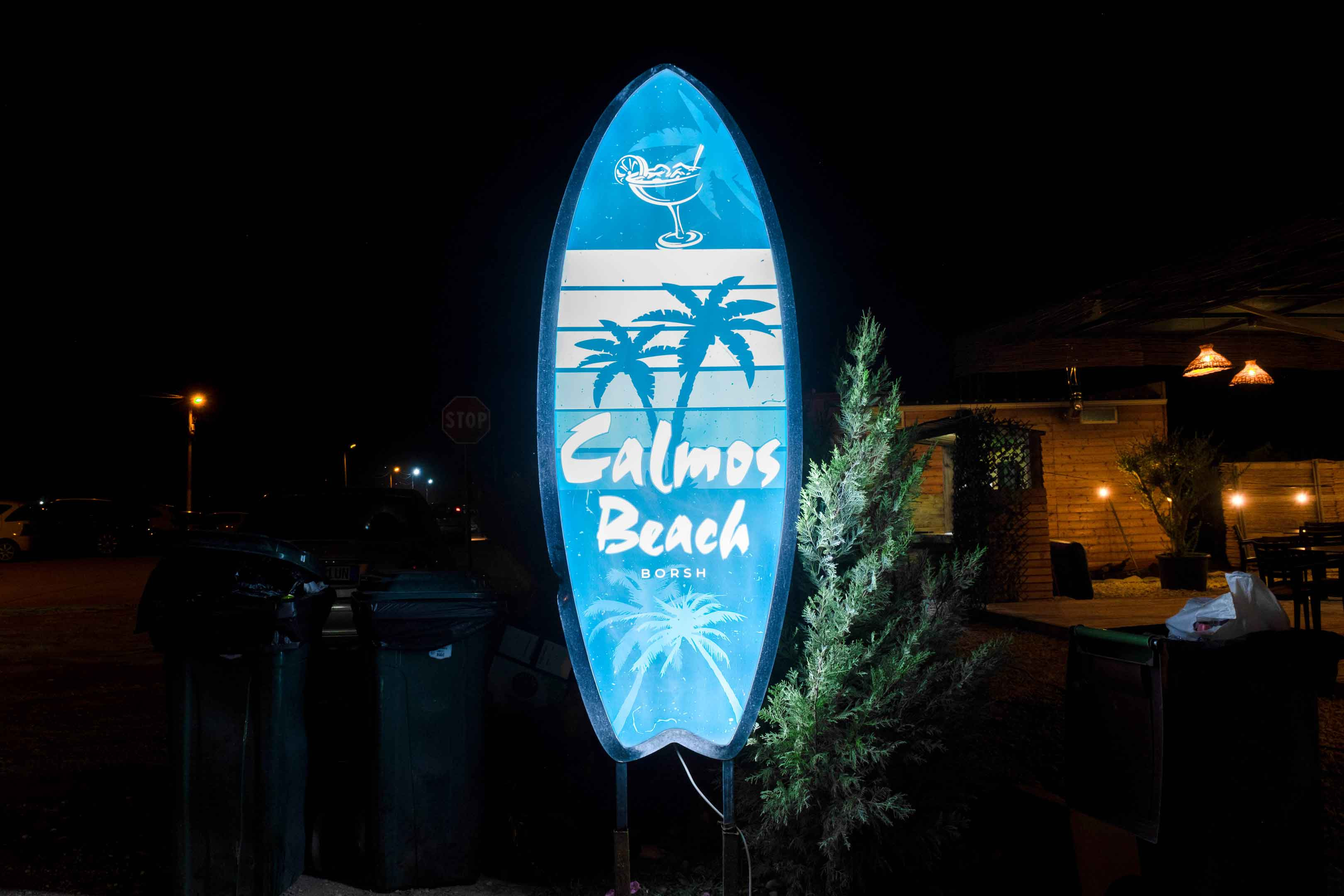 Calmos Beach Bar është vendi ku pushimet tuaja bëhen akoma më të bukura. Ne ju ofrojmë gjithçka ju duhet për ta kompletuar ditën tuaj pranë detit…