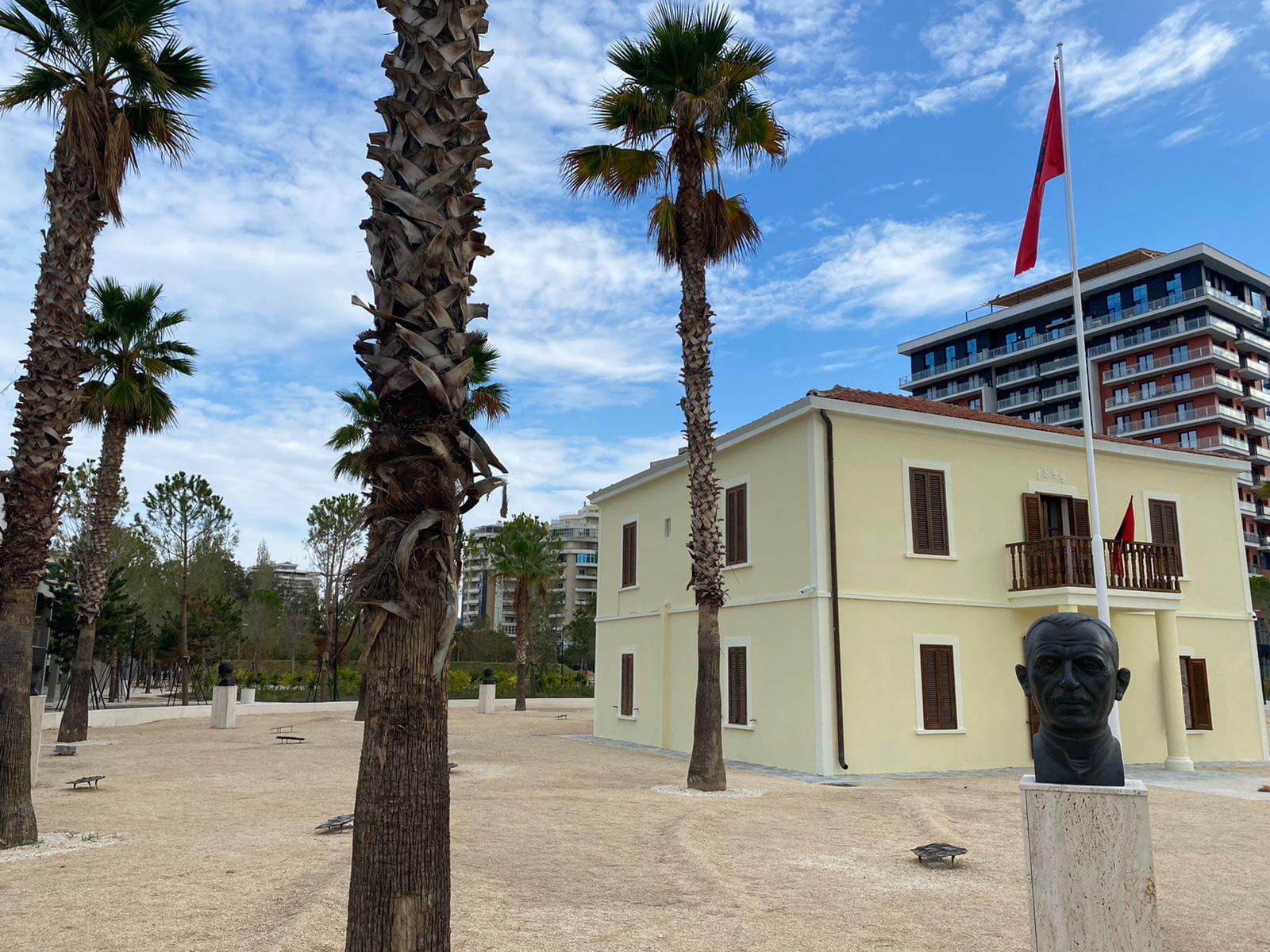 Das Nationale Unabhängigkeitsmuseum befindet sich im Süden der Stadt Vlora, in der Nähe des Hafens.