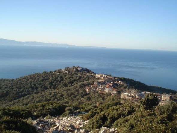 Fshati Piqeras, shtrihet në një kodrinë të gjelbëruar, midis detit e malit.
