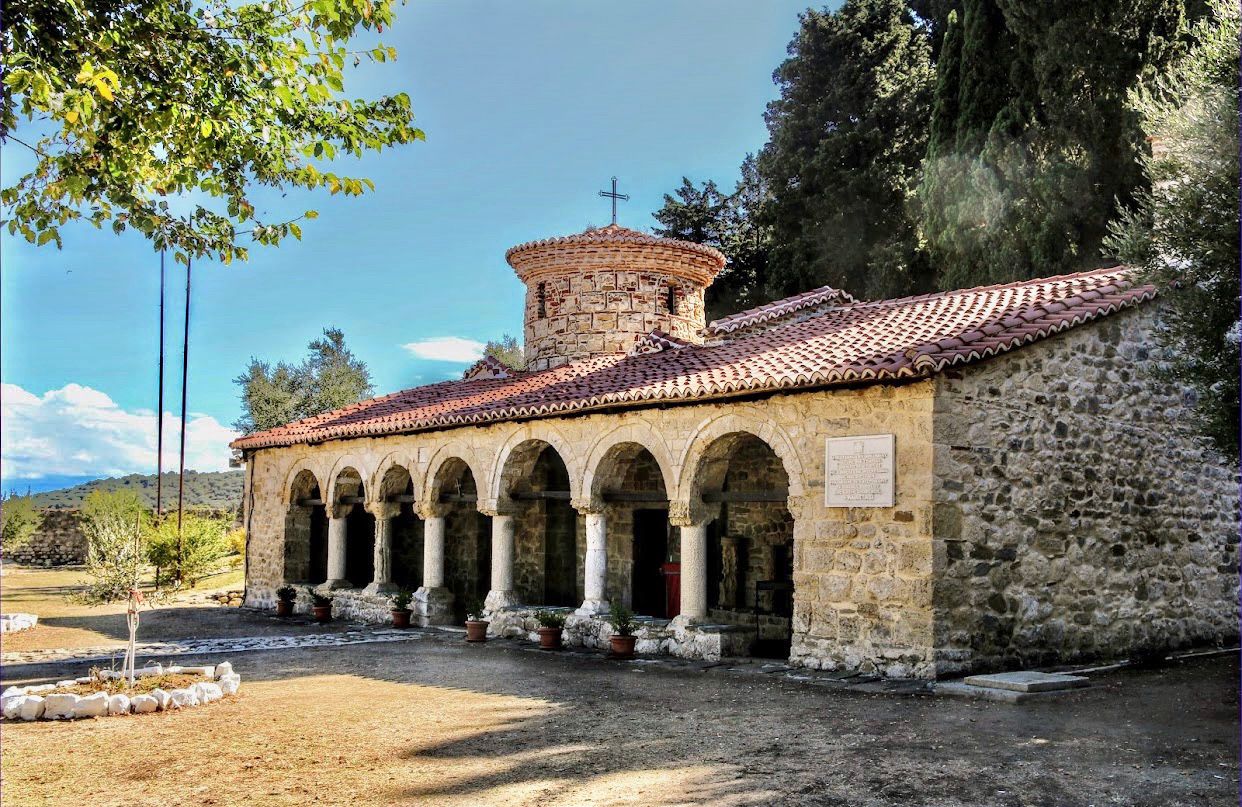 Le monastère et l'église Sainte-Marie-la-Vierge ont été construits sur un terrain pittoresque au nord-ouest de la ville de Vlora. 