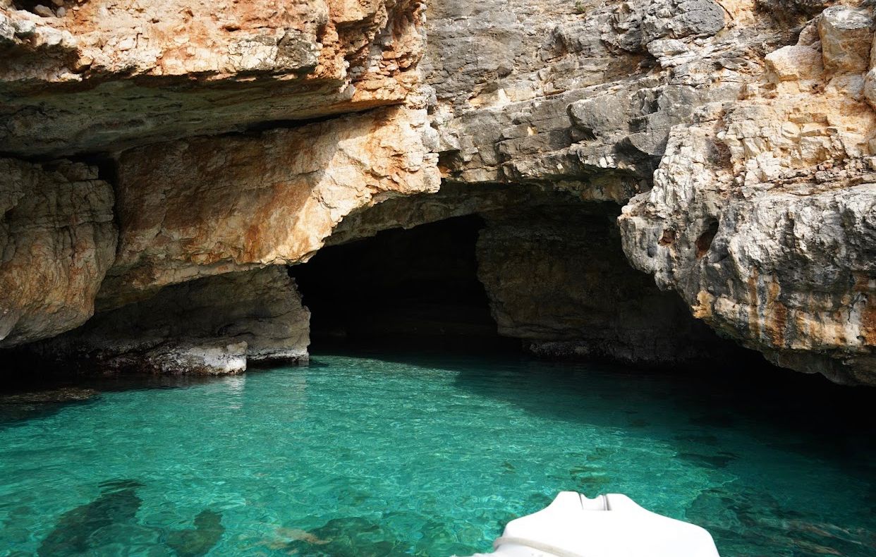 Shpella e Dafinës, Karaburun
