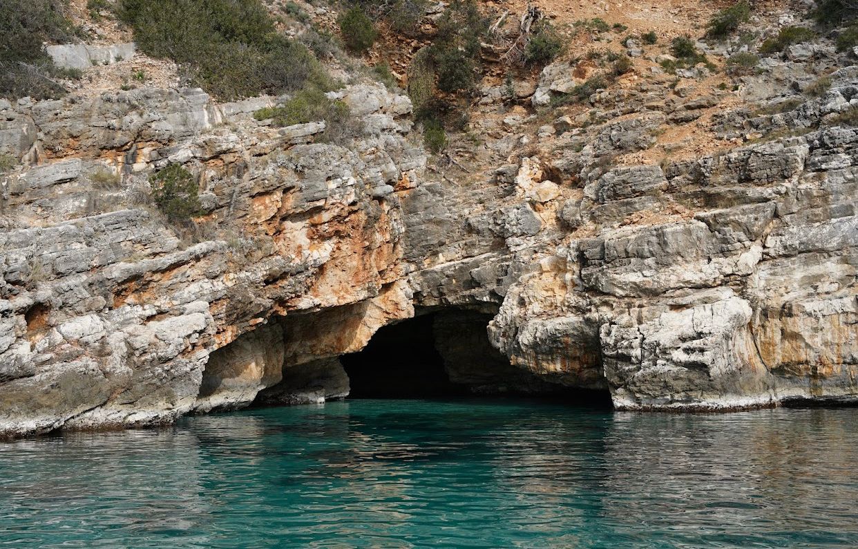 Shpella e Dafinës ndodhet në Gadishullin e Karaburunit, Vlorë. Kjo shpellë, ka krijuar në brendësi të saj një plazh vërtet unik. Pamja që të ofron kjo shpellë është aq intriguese dhe njëkohsisht e bukur.