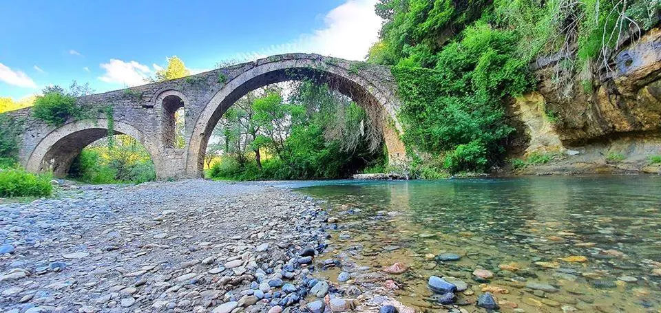 El puente Golik se encuentra sobre el río Shkumbin en el pueblo del mismo nombre Golik, a 40 km de Pogradeci. El puente es un yacimiento arqueológico, una obra de arte de la antigua vía 