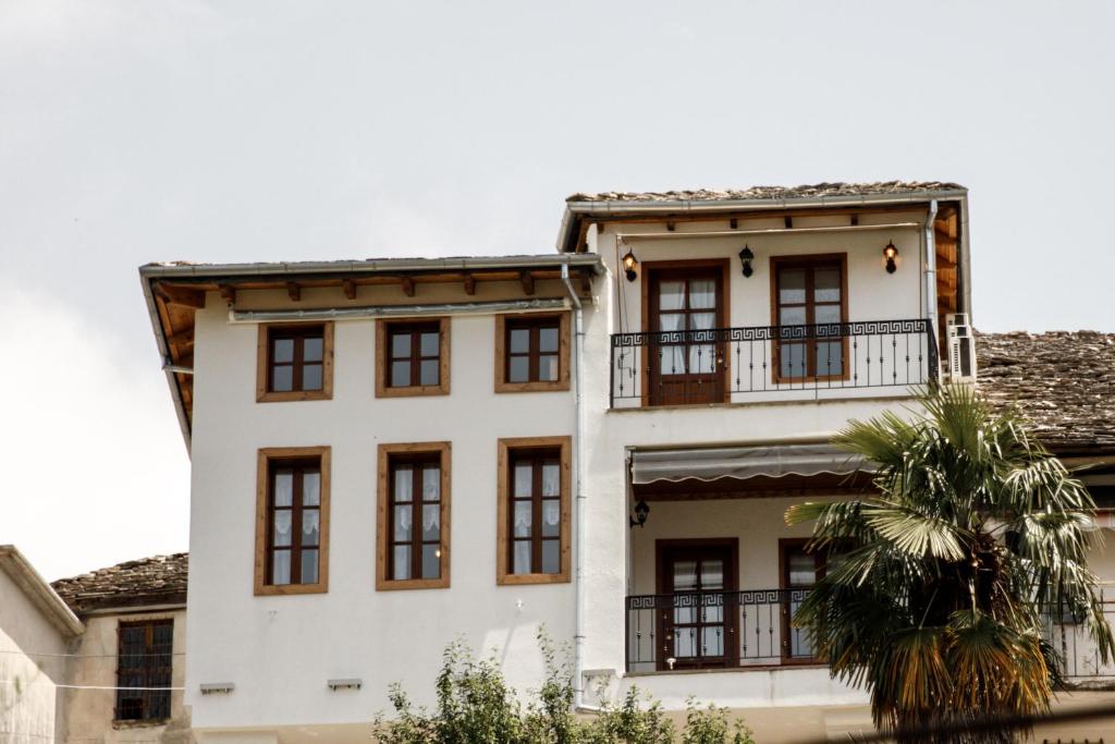 Hotel ‘Sarajet 1821’ është një ndërtesë e vjetër tipike e stilit gjirokastrit e cila ndodhet në lagjen Varrosh të qytetit, e ndërtuar në vitin 1821.