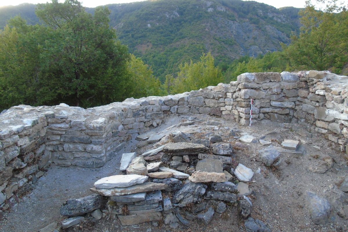 Kalaja e Dalmacës ndodhet në fshatin me të njëjtin emër, në Dalmaci. 