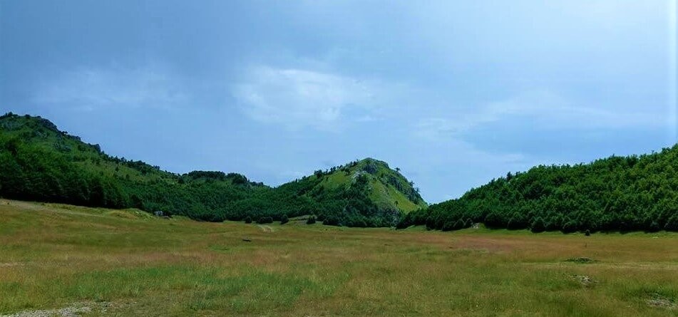 Fusha e Liqethit ndodhet në malin e Cukalit, pranë fshatit Lekgegaj.
