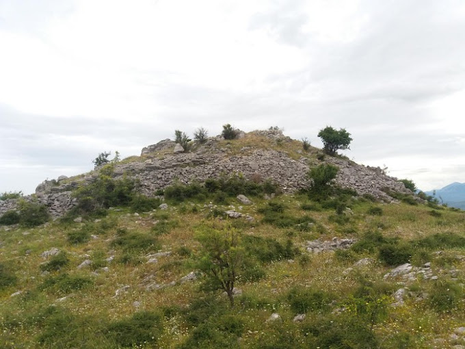 El Castillo de Ganjolla está situado cerca del pueblo del mismo nombre, en Ganjolla, en lo alto de una colina rocosa.