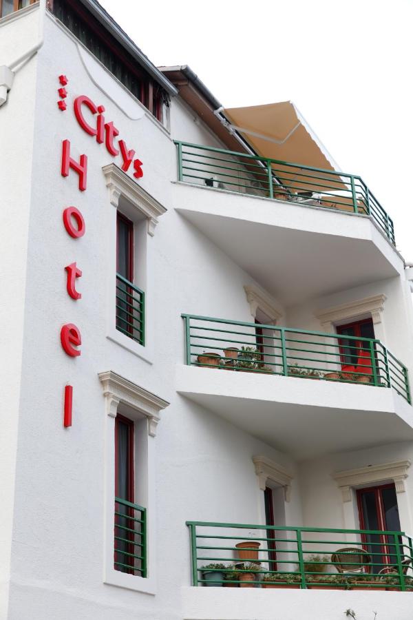 City 5 Hotel está situado en el centro de Tirana, a sólo 1,1 km de la plaza Skënderbej y a 17 km del aeropuerto Madre Teresa, nuestro hotel ofrece un alojamiento tranquilo con vistas al jardín.