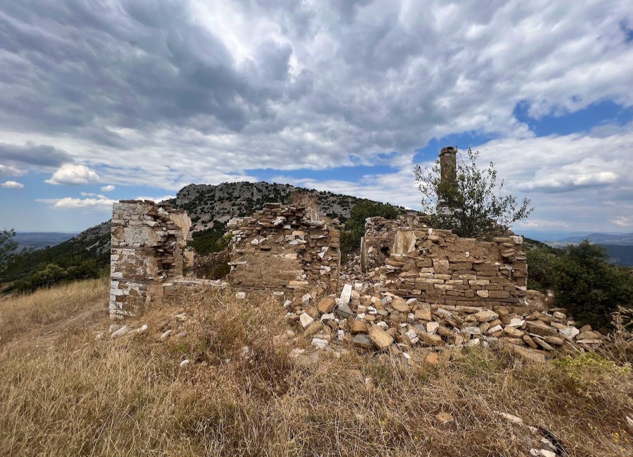 El castillo de Këlcyra, ubicado en la ladera de la montaña Trebeshina, cuenta con una rica historia que abarca desde la Antigüedad tardía hasta el siglo XIX. 