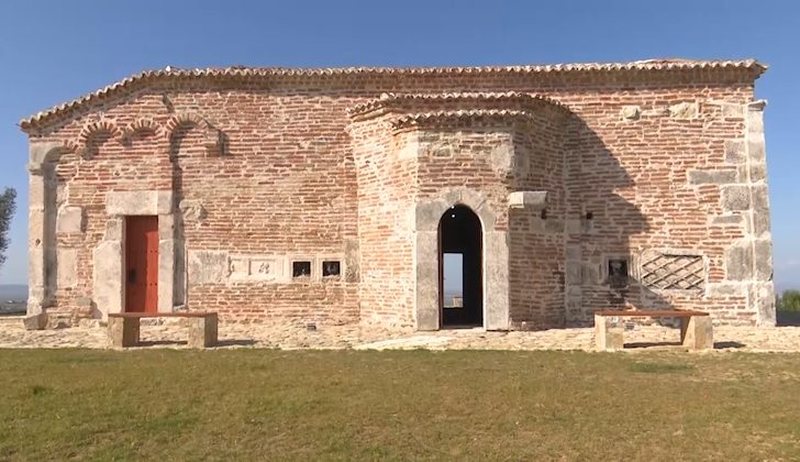 La Iglesia de Shen Kolli en Kurjan, construida en el siglo XIII, es un importante recurso cultural en Albania. 