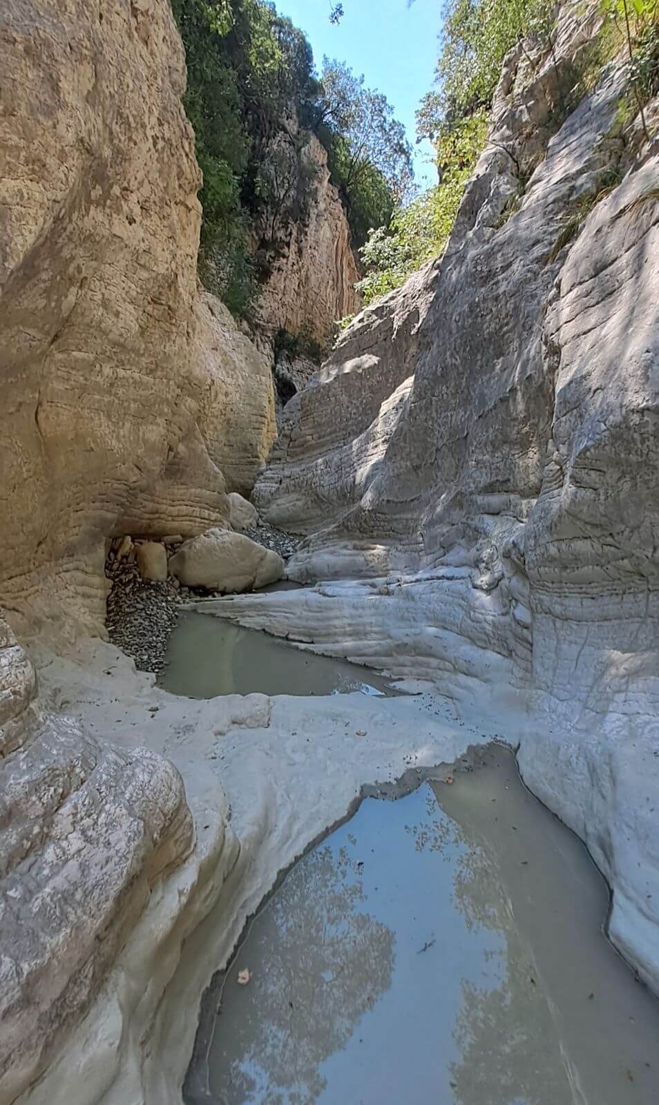 El Cañón de Saraseli, también conocido como Cañón de Sinec, es una cautivadora maravilla natural cerca del pueblo de Saraseli en el municipio de Sulti de Gramsh.