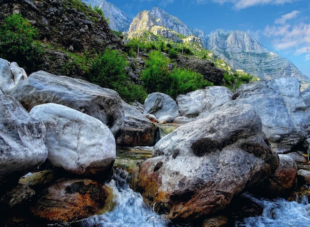 Lepusha, un encantador pueblo ubicado en las Grandes Tierras Altas del municipio de Kelmend en Albania, cuenta con una notable belleza natural.