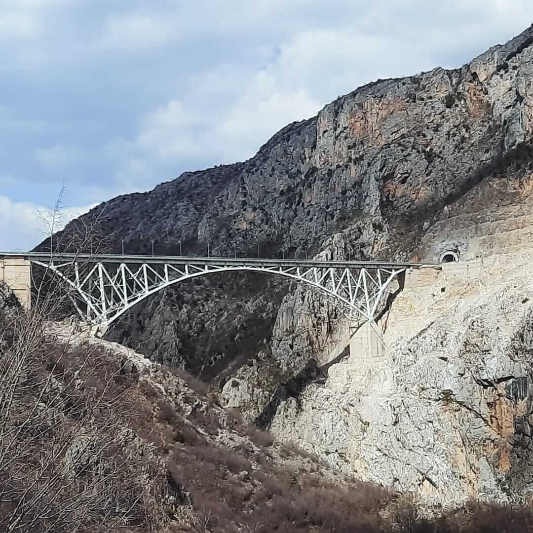 El puente Vasha, una joya cultural y arquitectónica situada entre Klos y el pueblo de Guri i Bardhë en el río Mat, cuenta con una rica historia y un impresionante entorno natural.