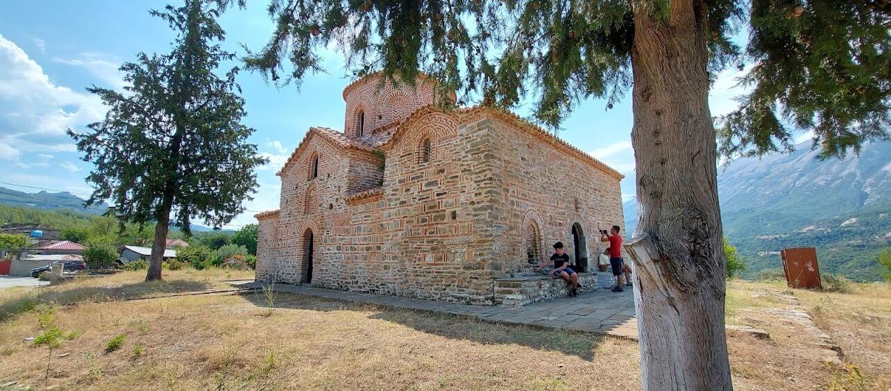 Ubicada en el pintoresco paisaje de Kosina, Përmet, la iglesia 