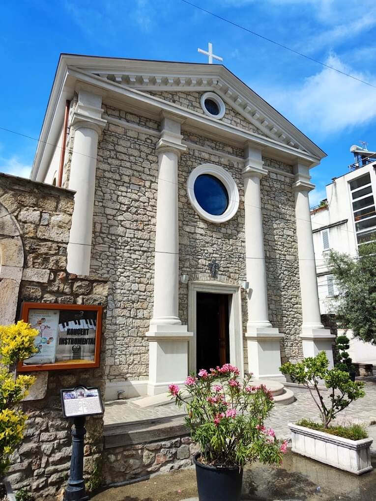 Kisha e Shën Luçisë në Durrës është një perlë arkitektonike e shekullit të 19-të dhe një qendër shpirtërore e rëndësishme për komunitetin katolik në qytetin e Durrësit.