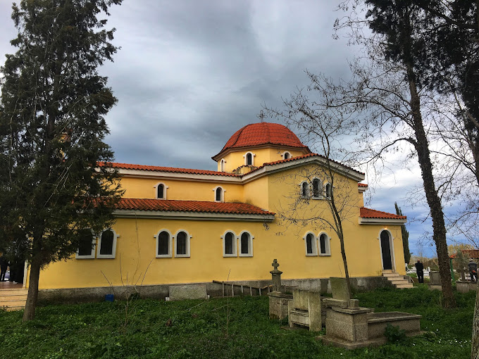 La Iglesia de San Pjeter en el pueblo de San Pedro de Fier, Albania, es un importante hito cultural y religioso que encarna el rico patrimonio de Myzeqesa i Fieri. 