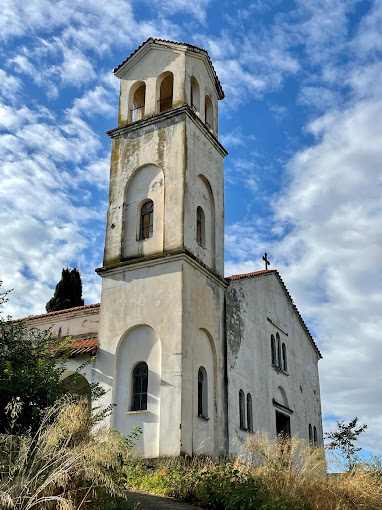 La Iglesia de San Spiridhon en el pueblo de Mifol, Vlora, es un monumento destacado y venerado en la región, dedicado al venerado santo ortodoxo conocido por sus milagros y asistencia a los creyentes.