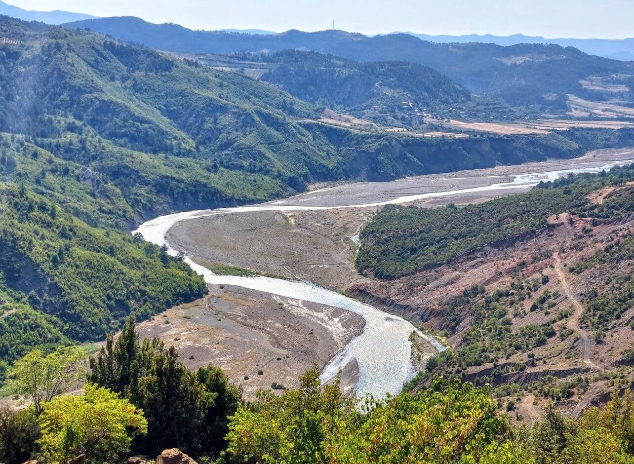 Lumi Devoll është një nga lumenjtë më të rëndësishëm në Shqipërinë juglindore.